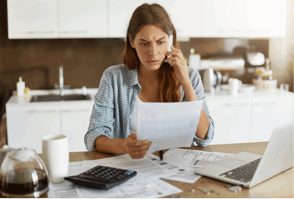 Mulher preocupada com a carta de correção