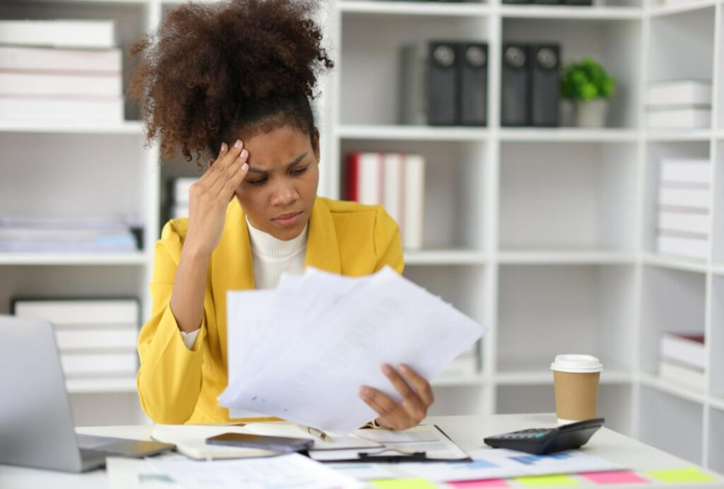 mulher preocupada com Reforma Tributária