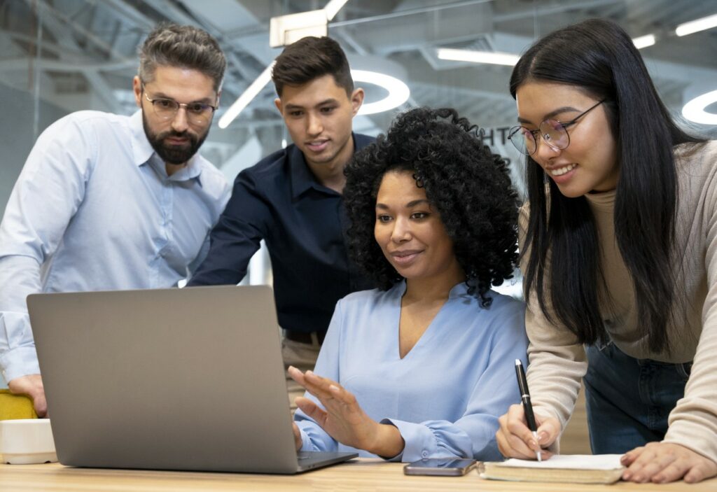 Equipe de quatro pessoas trabalhando com ERP