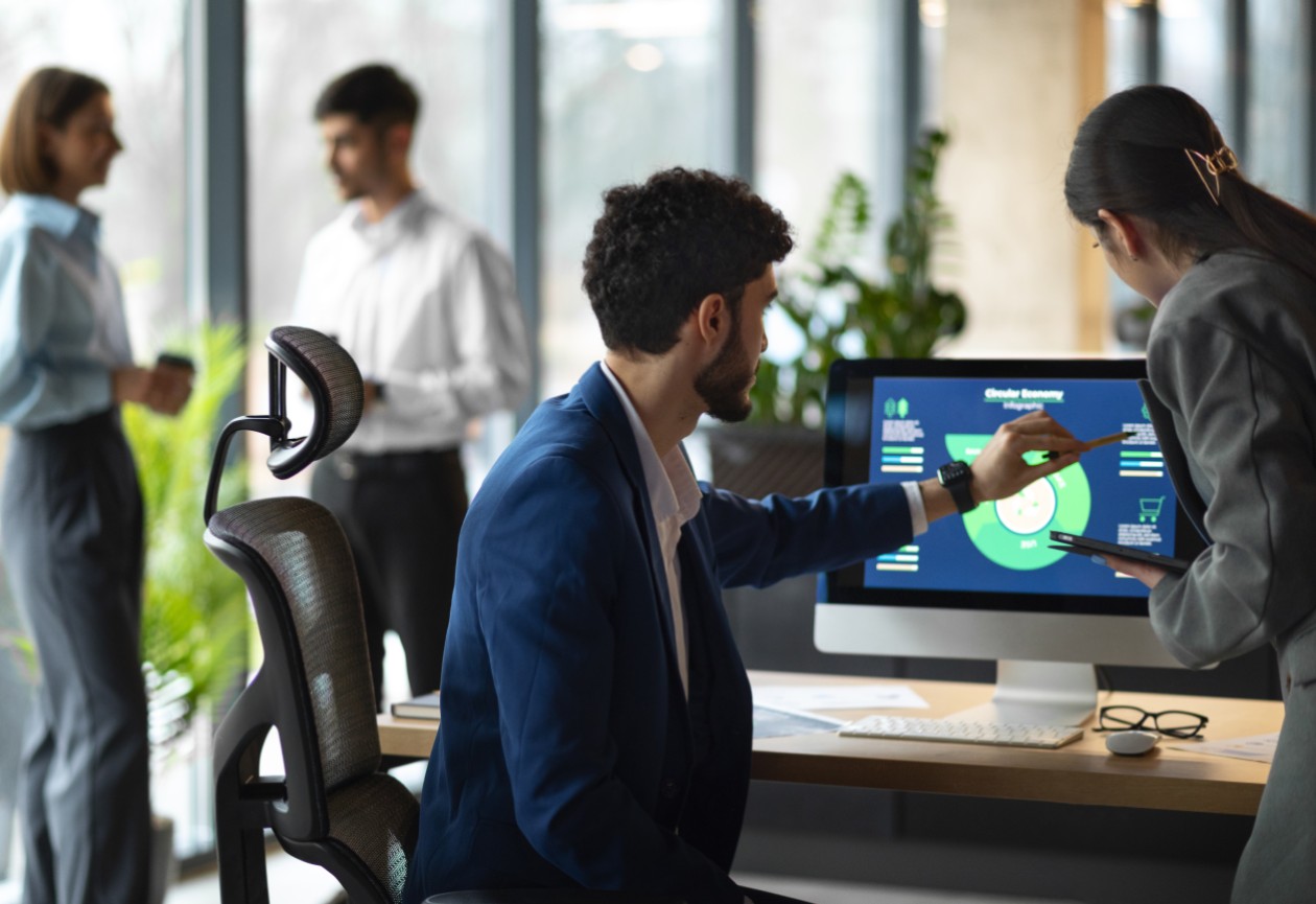 Homem apresentando o sistema ERP para funcionaria