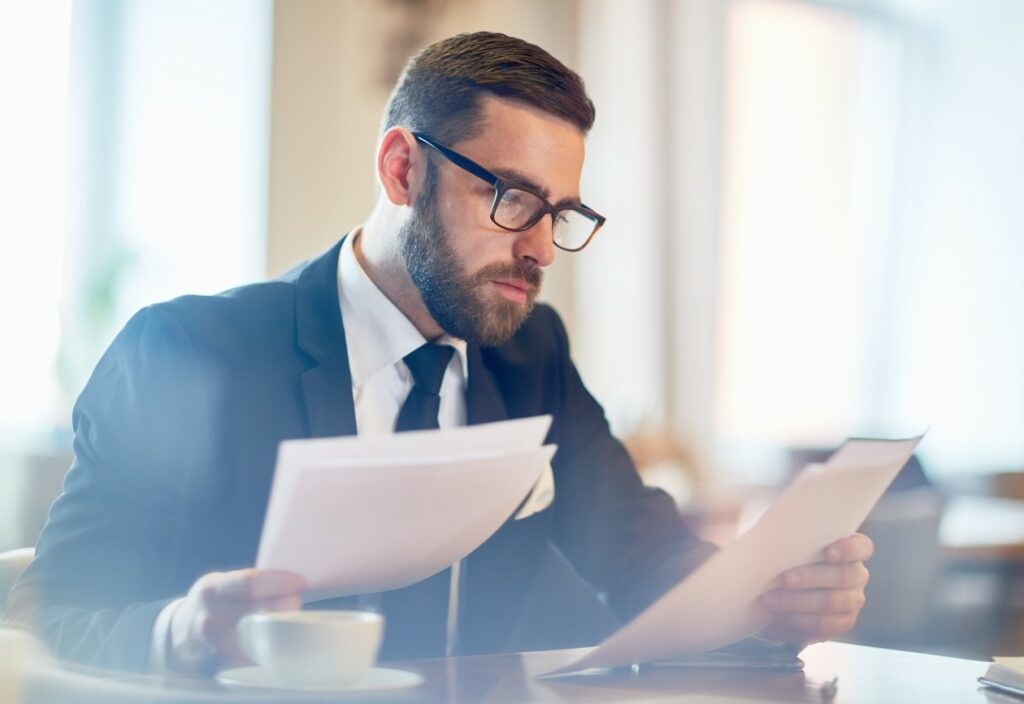 fiscal olhando a emissão de notas fiscais