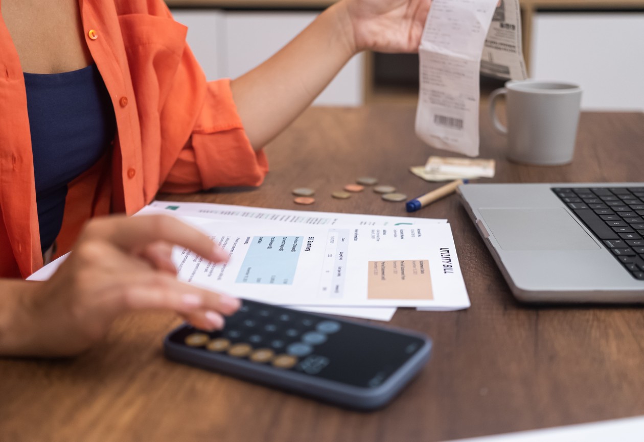 mulher emitindo nota fiscal atrasada