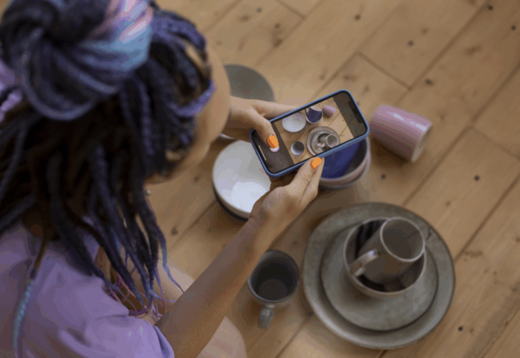 mulher vendendo produtos artesanais no TikTok