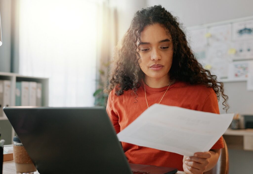 mulher verificando a situação cadastral do cnpj