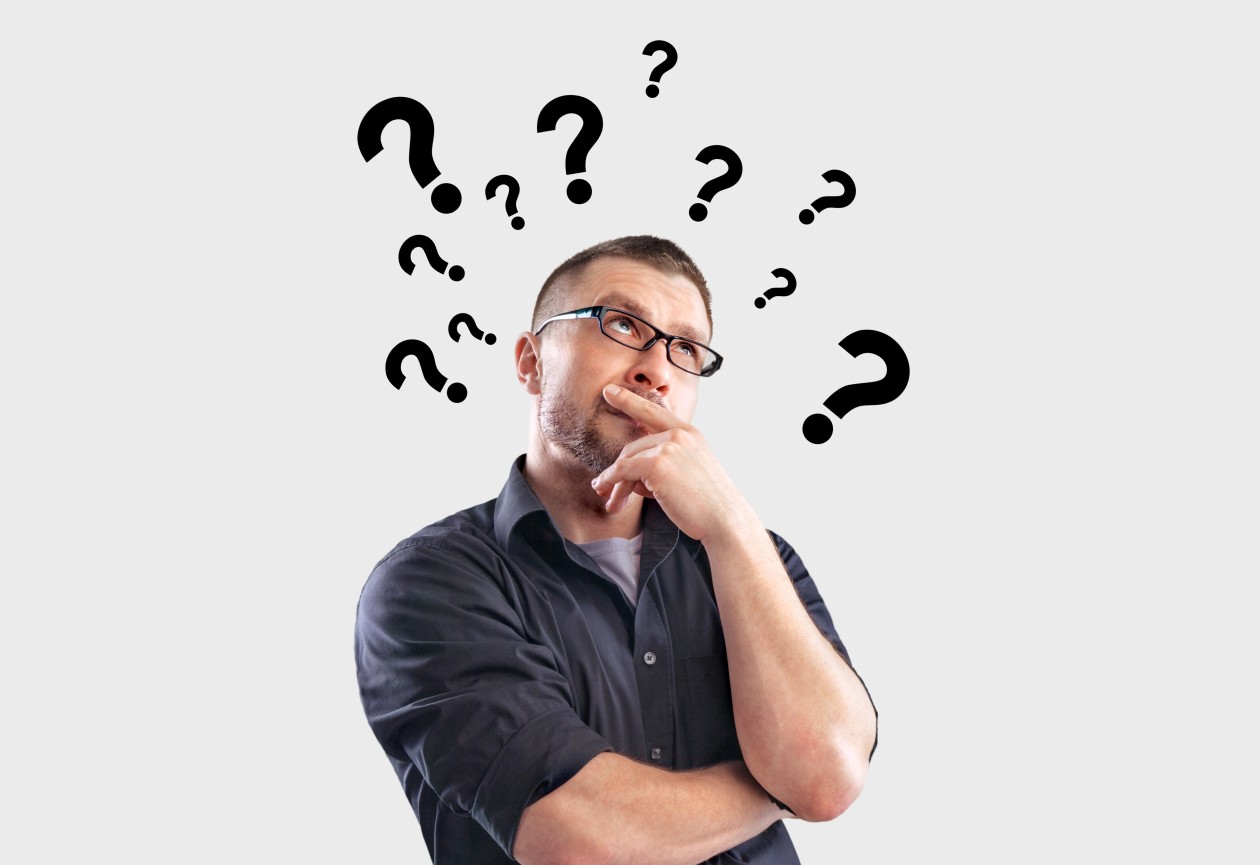 homem de óculos com pontos de interrogação a cima da cabeça pensando em como emitir nota fiscal sem IE