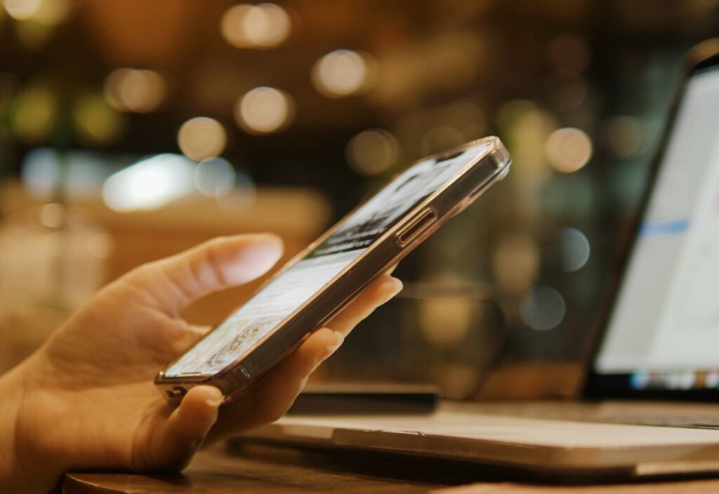 mão com celular trabalhando com marketing digital