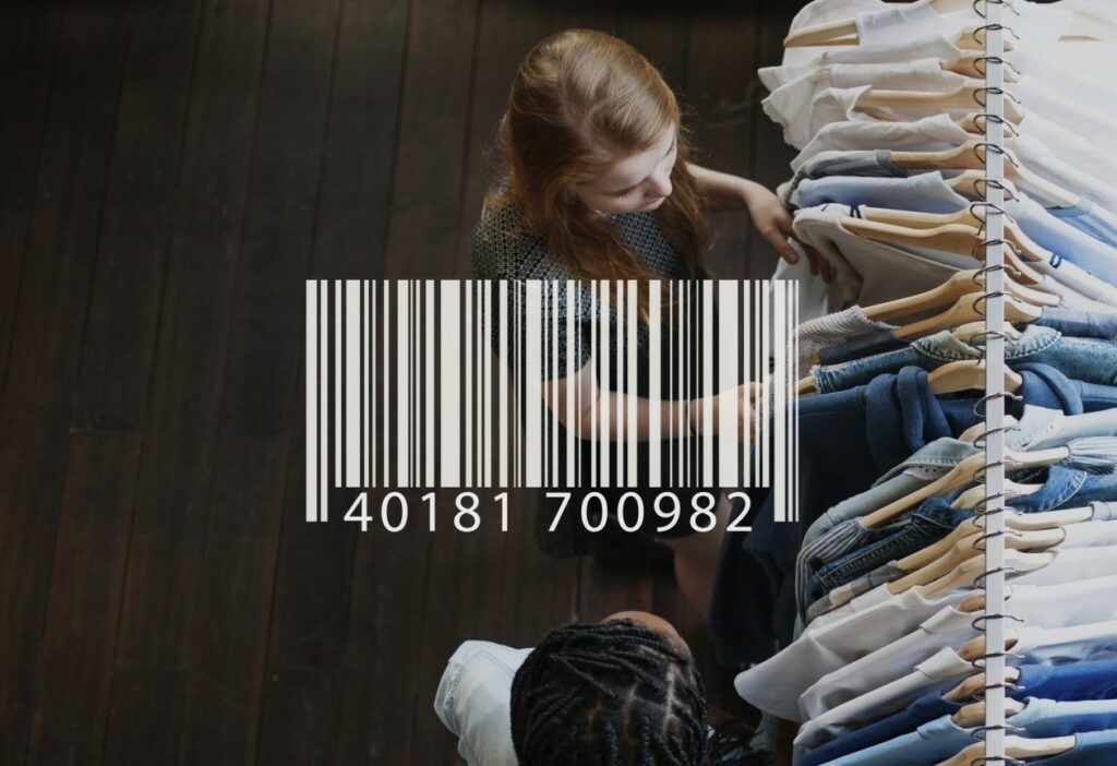pessoas fazendo compras em uma loja de roupas com um código de barras em destaque