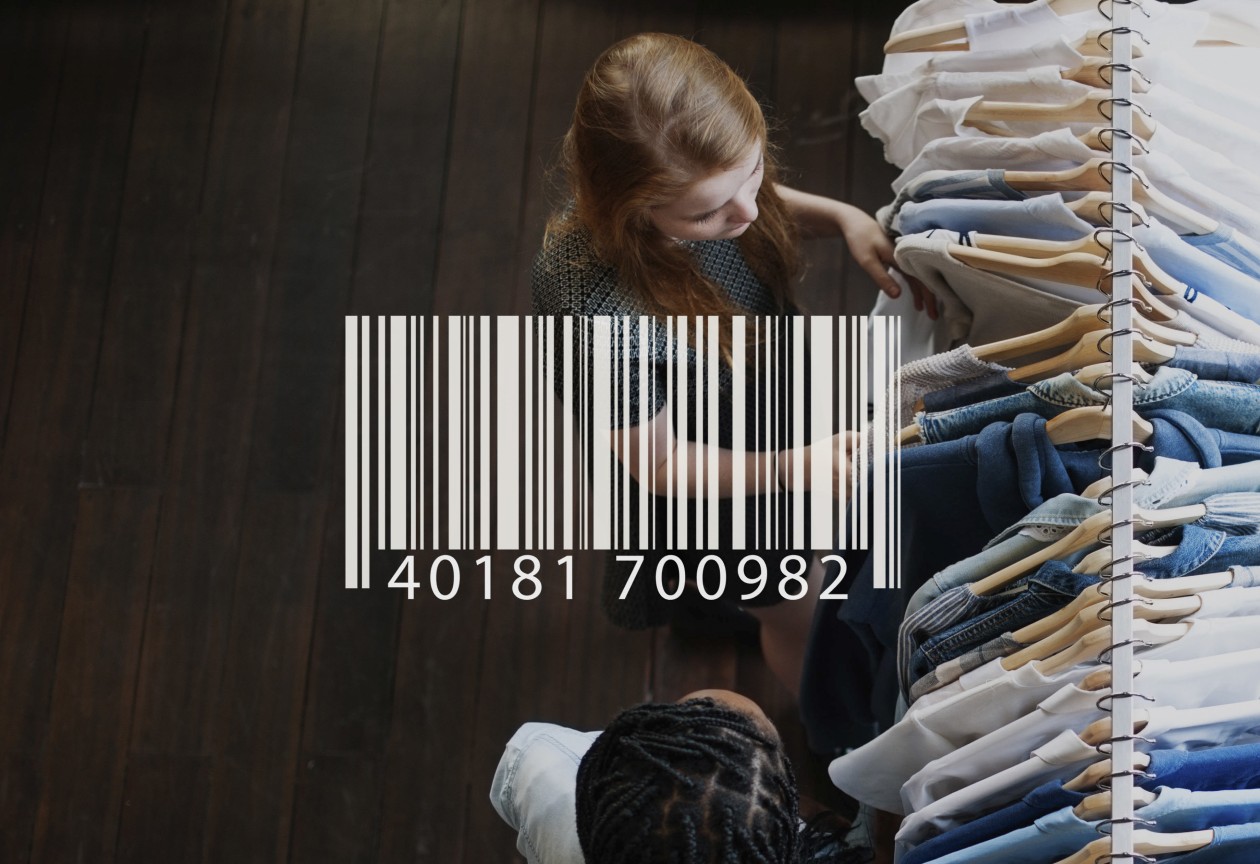 pessoas fazendo compras em uma loja de roupas com um código de barras em destaque